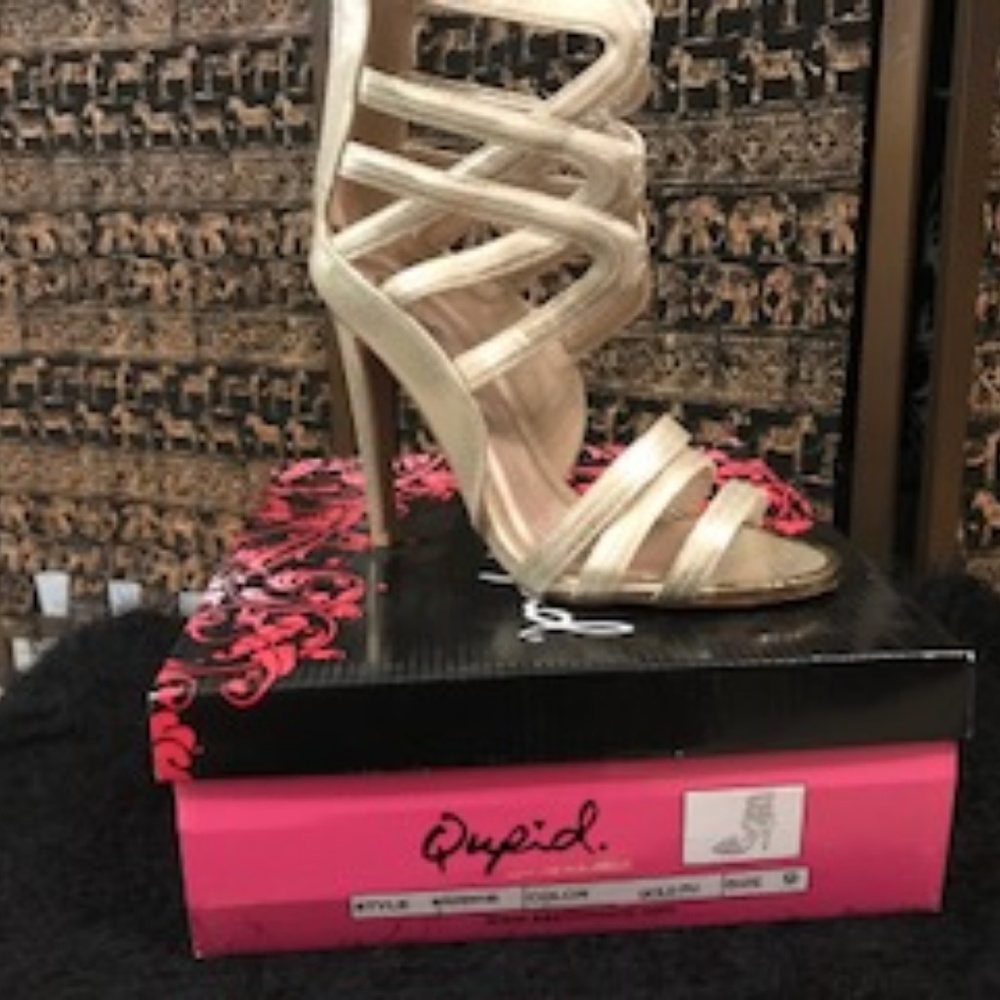 3/30 Beautiful metallic gold dress sandal